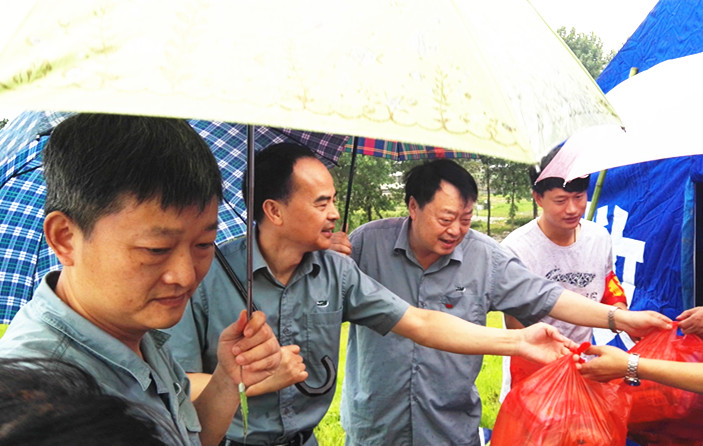 冒雨慰问华茂防汛抢险队员